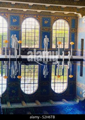 La piscina romana all'interno presso il Castello di Hearst in California, Stati Uniti d'America. Foto Stock