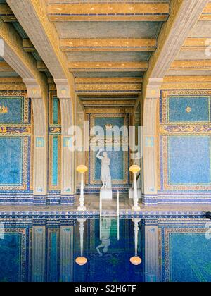 La piscina romana all'interno presso il Castello di Hearst in California. Progettato per offrire greche e romane e dei e dee. Foto Stock