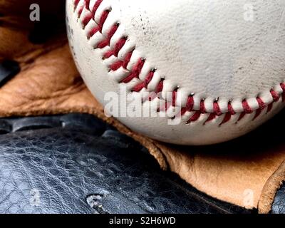 Close up di un baseball in un guanto di pelle Foto Stock