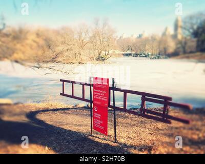 Salvataggio di ghiaccio ultima stazione con il lago ghiacciato in background, Central Park, New York, Stati Uniti d'America Foto Stock