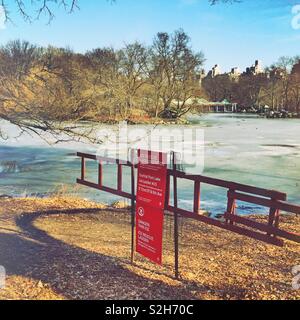 Salvataggio di ghiaccio ultima stazione con il lago ghiacciato in background, Central Park, New York, Stati Uniti d'America Foto Stock