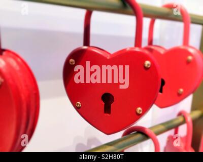 Il giorno di San Valentino del display a forma di cuore del medaglione in vendita in un grande magazzino di New York City, Stati Uniti d'America Foto Stock