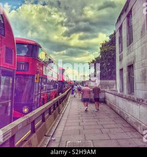 Accodamento di double decker bus su Waterloo Bridge, avvicinando il trefolo. Londra, Regno Unito. Foto Stock