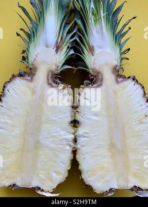 Un ananas tagliato in due metà mostrato affiancate dall'interno Foto Stock