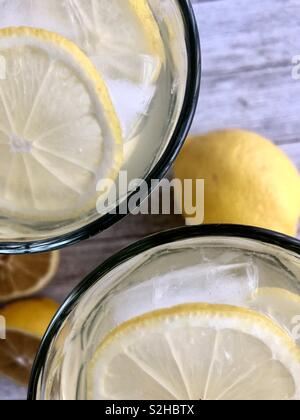 Vista dall'alto di due di ghiaccio freddo bicchieri di limonata su un tavolo di legno Foto Stock