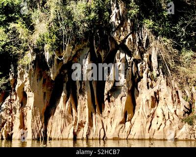 Chiudere fino sulla scogliera dettaglio a Pak Ou le grotte in Laos Foto Stock