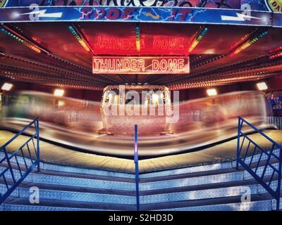 Waltzer Fairground Ride in azione Foto Stock