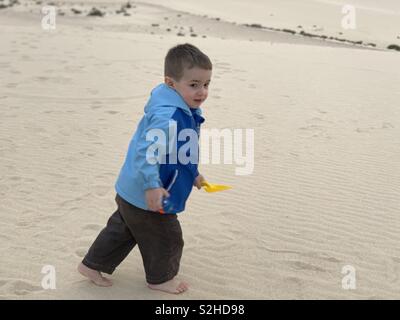 Bambini che giocano con la sabbia Corralejo Fuerteventura Isole Canarie Foto Stock