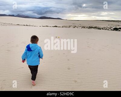 Bambini passeggiate sulle dune di sabbia di Corralejo Fuerteventura Isole Canarie Foto Stock