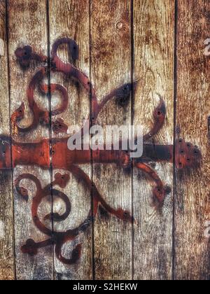 Una vecchia porta di legno con la cerniera rimosso ma lasciando il modello della cerniera ornati sul legname stagionato Foto Stock