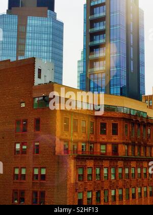 Ingegnere Industriale rappelling verso il basso il lato dell'edificio Madison-Belmont su una ispezione strutturale, NYC, STATI UNITI D'AMERICA Foto Stock