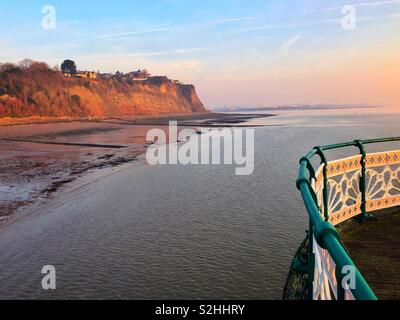 La vista a nord lungo la costa da Penarth pier, guardando verso la Baia di Cardiff e lo sbarramento, Vale of Glamorgan, South Wales, febbraio. Foto Stock