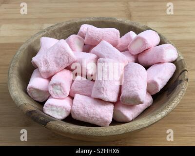 Marshmallows in una ciotola di legno Foto Stock