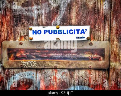 N. di posta indesiderata si prega di stile italiano...no pubblicita grazie....richiesta sopra letter box di weathered porta in legno Foto Stock