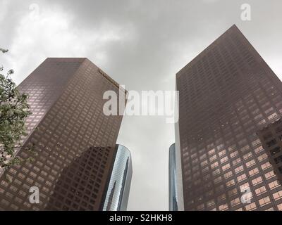 Bronze e Silver di grattacieli colorati nel quartiere finanziario del centro cittadino di Los Angeles Foto Stock