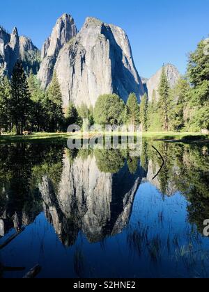 Sentinel Rock e la Yosemite Valley riflettendo nello stagno. Il parco nazionale di Yosemite in California negli Stati Uniti. Foto Stock