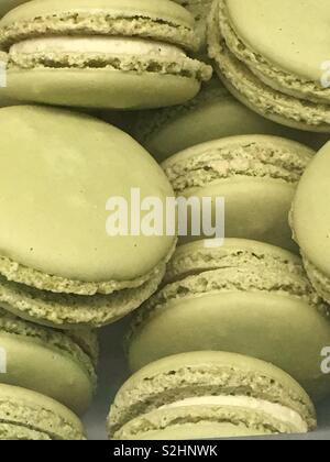 Pila di Francese verde macaron cookies impilati in una piastra come gustose prelibatezze e deliziosi dessert. Foto Stock