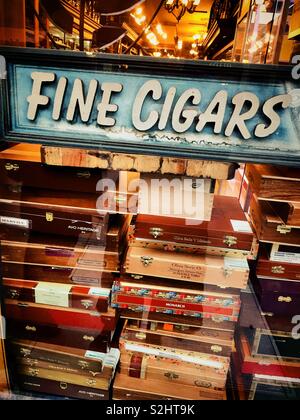 Un display di legno scatole di sigari nella vetrina di un negozio smoke shop a Soho, New York, Stati Uniti d'America Foto Stock