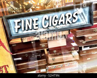 Un display di scatole di sigari nella vetrina di un negozio smoke shop a Soho, New York, Stati Uniti d'America Foto Stock