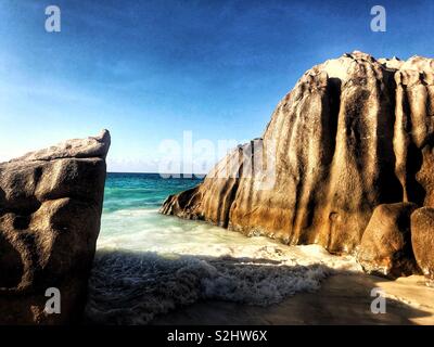 Iconici massi di granito ad Anse Patates, La Digue Island, Seychelles. Foto Stock
