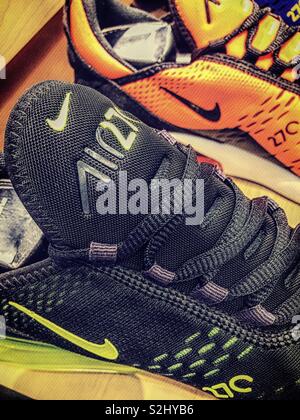 Close up di scarpe da ginnastica con il logo Swoosh presso il Nike Store, NYC, STATI UNITI D'AMERICA Foto Stock