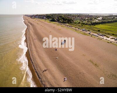 Vista aerea della dentellatura scultura sulla spiaggia di Aldeburgh, Suffolk, Inghilterra, un Maggi Hambling artwork, celebrando il compositore Benjamin Britten. Foto Stock