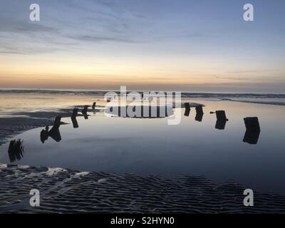 Questa foto è stata scattata guardando fuori in mare a Blackpool, i monconi di legno sono i resti del molo interno che una volta si trovava alla fine del molo centrale . Essi sono molto raramente scoperto come questa immagine Foto Stock