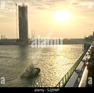 Dubai sailaway al tramonto Foto Stock