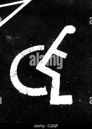 Parcheggio Disabili spazio la segnaletica stradale. La Scozia. Regno Unito. Foto Stock