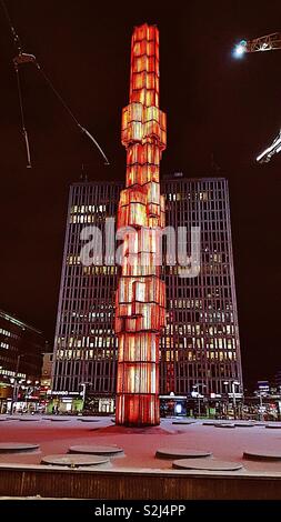 Sergels Torg obelisco illuminata di notte, Stoccolma, Svezia, in Scandinavia. 37 mette alto obelisco di vetro è stato progettato da Edvin Ohrstrom e completato nel 1974 Foto Stock