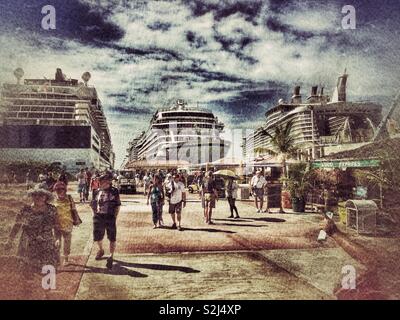 Filtro grunge di passeggeri di diverse grandi navi da crociera ancorato in Philipsburg, St Maarten nei Caraibi. Dicembre 2016 Foto Stock