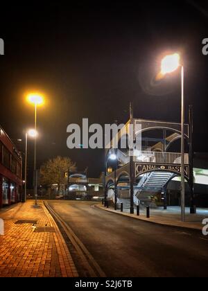 Coventry - 2021 Città di cultura - Bacino del canale di ingresso a ponte di notte nel 2019 Foto Stock