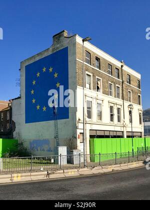 Unione Europea themed Banksy murale sulla facciata di un edificio a Dover, Regno Unito Foto Stock