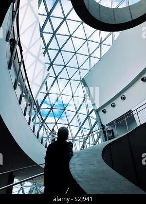 Un visitatore ammira un vetro originale interno unico con scala a chiocciola in Salvador Dali Museum di Saint Petersburg, FL Foto Stock