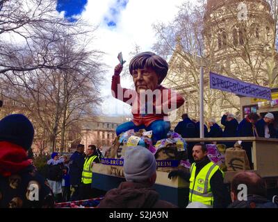 Mainz carnevale 2019. La Street Parade Merkel parodia Foto Stock