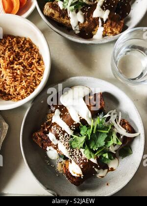 Enchiladas con mole poblano e riso Foto Stock