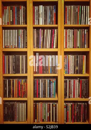 Collezione di CD in un telaio di legno. Foto Stock