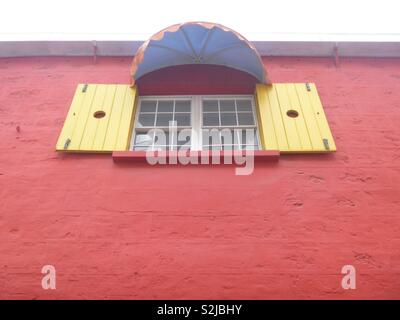 Edificio rosso a Bridgetown Foto Stock