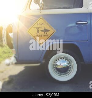 Vintage furgone VW con spiaggia attraversando segno Foto Stock