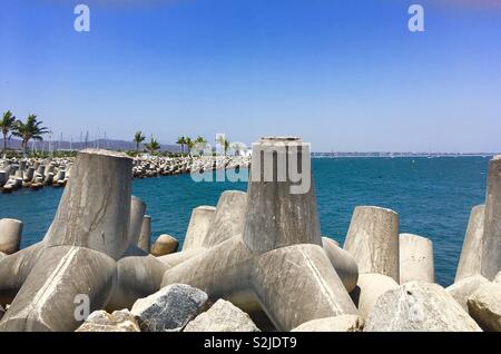 Struttura di frangionde Messico della Spiaggia La Cruz de Huanacaxtle Foto Stock