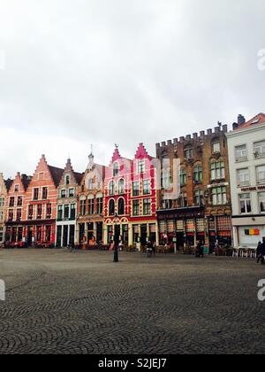 Ammirando le colorate e la tradizionale architettura belga di Bruges Town Center. Foto Stock