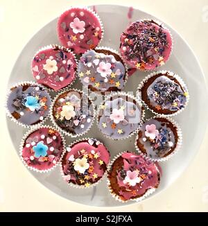 Fatto in casa Torte Tazza decorata dai bambini Foto Stock