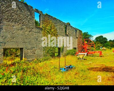 Vista dalla costa di Anglesey linea tra Beaumaris e punto di Penmon nel Galles del Nord il 23 giugno 2017. Rovine di Penmon. Foto Stock