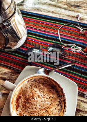 Un cappuccino di soia in un peruviano cafe a Bali, in Indonesia Foto Stock