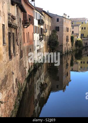 Case sul canale di Mantova, regione Lombardia, Italia Foto Stock