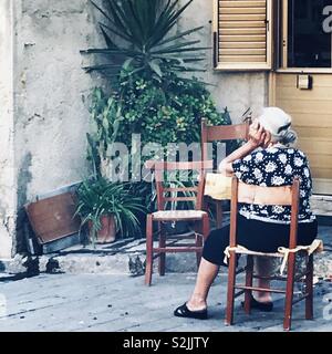 Signora su strada, Favara, Sicilia, 2018 Foto Stock