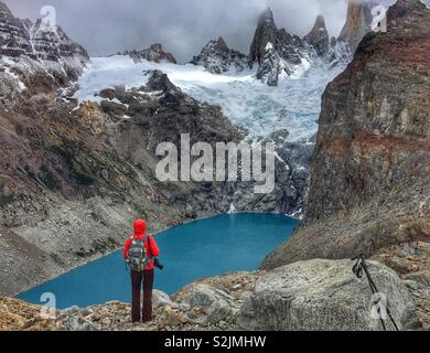 Giovane donna osservando la bellezza del paesaggio di montagna a Los ghiacciai Parco Nazionale in Argentina Foto Stock