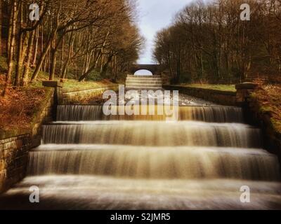 Acqua che fluisce dal serbatoio di overflow. Overflow da Yarrow serbatoio in Rivington, Lancashire Foto Stock