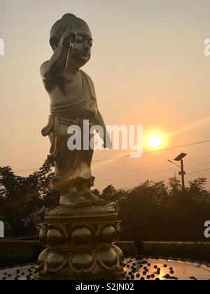 Statua del Buddha di Buddha i natali a Lumbini sacro giardino , il Nepal. Foto Stock