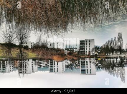 Moderno appartamento blocchi riflesso in uno stagno, Liebefeld, Svizzera Foto Stock